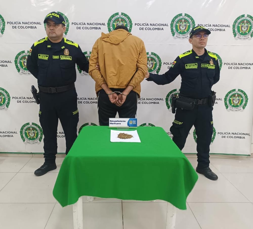 A 'Luis' le quitaron hasta los pantalones por tratar de ingresar ilícitos a estación de Policía imagen de la publicación