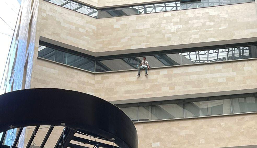 VIDEO. Hombre habría intentado saltar desde clínica en Floridablanca imagen de la publicación