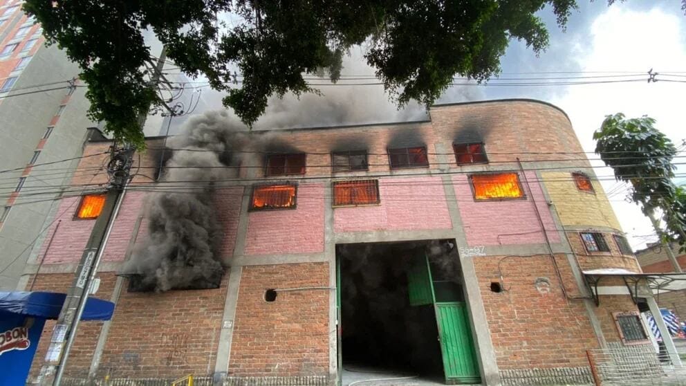 Incendio en Medellín afecta edificaciones comerciales en el sector El Hueco imagen de la publicación
