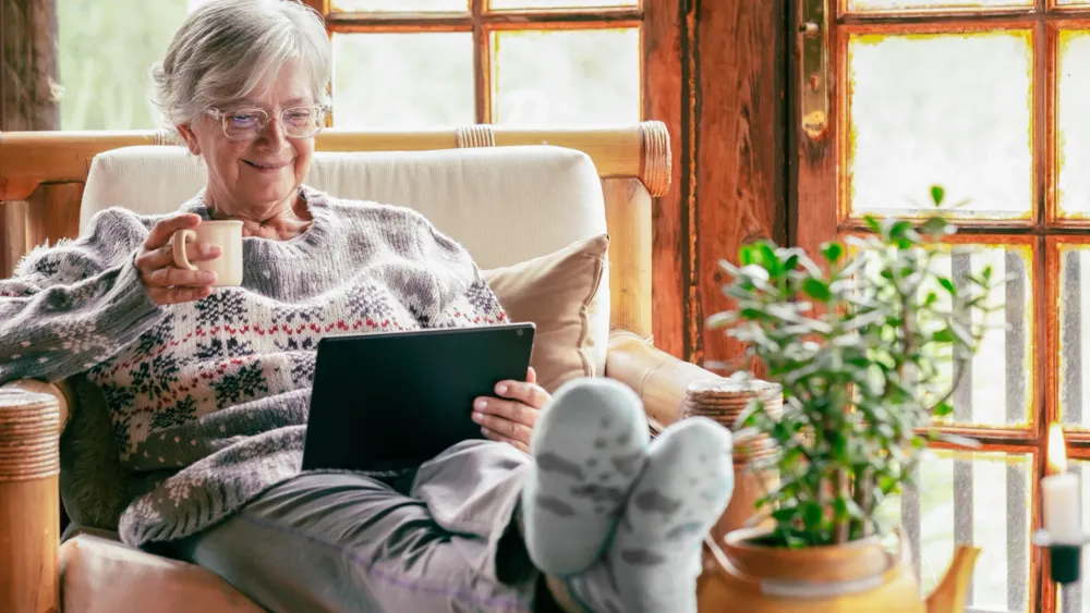 La Cruz Roja impulsa el uso de asistentes de voz entre adultos mayores para combatir la soledad imagen de la publicación