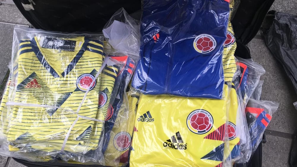 Decomisan más de 1.200 camisetas falsificadas de la Selección Colombia imagen de la publicación