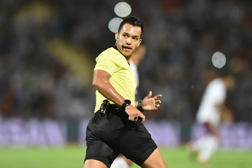 El árbitro Nicolás Gallo, centro de las críticas tras el clásico Millonarios vs Atlético Nacional imagen de la publicación