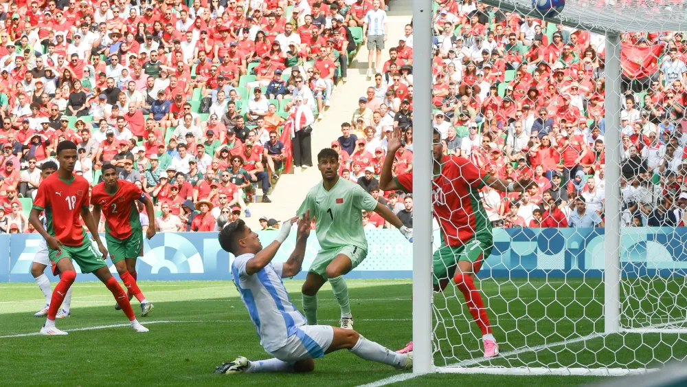 Argentina pierde ante Marruecos en los Juegos Olímpicos tras gol anulado por el VAR y suspensión prolongada imagen de la publicación