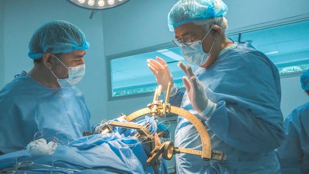 Huberto Urdaneta: primer paciente internacional en recibir la cirugía de Estimulación Cerebral Profunda en el HIC imagen de la publicación