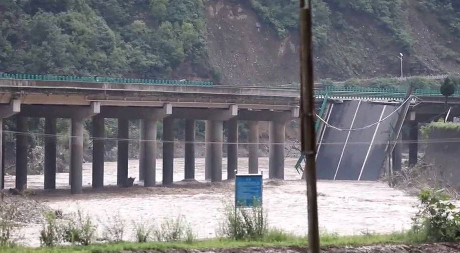 Derrumbe de puente deja 12 muertos y más de 30 desaparecidos imagen de la publicación