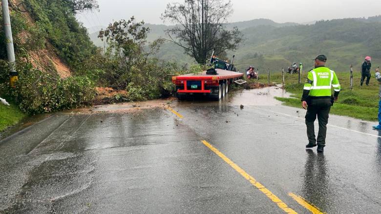Accidente de camión en la autopista Medellín-Bogotá causa cierre temporal y largas filas imagen de la publicación