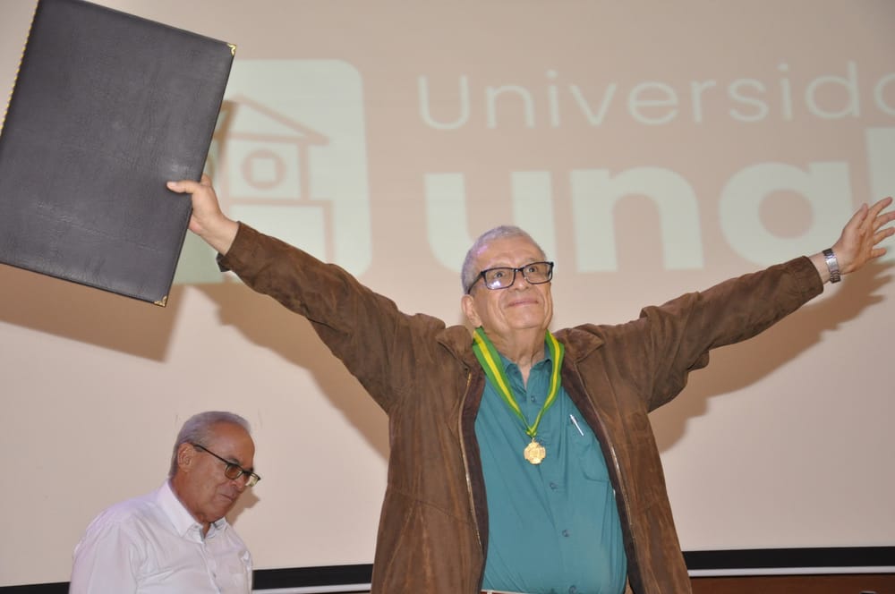 Gonzalo España Arenas: Un homenaje a su trayectoria literaria imagen de la publicación