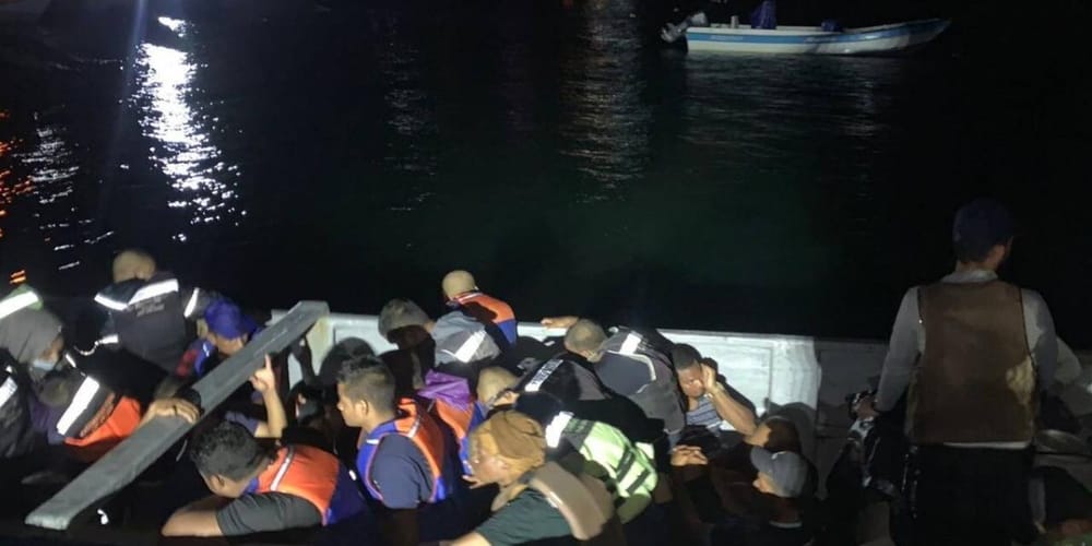 Armada intercepta lancha con 33 migrantes ilegales en Urabá imagen de la publicación
