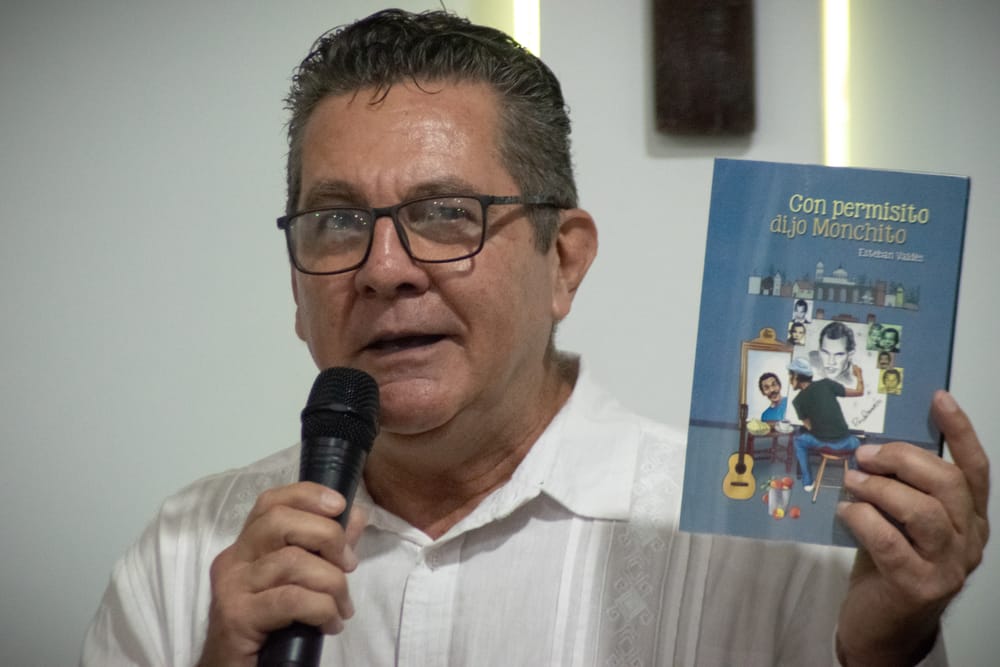'Con permisito dijo Monchito' Libro en el que Esteban Valdés relata la vida de su padre, el actor Ramón Valdés imagen de la publicación