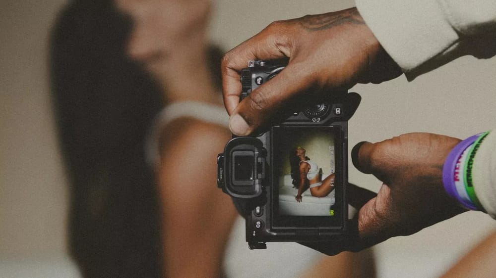 Caen dos mujeres por vender contenido sexual de sus hijas menores de edad imagen de la publicación