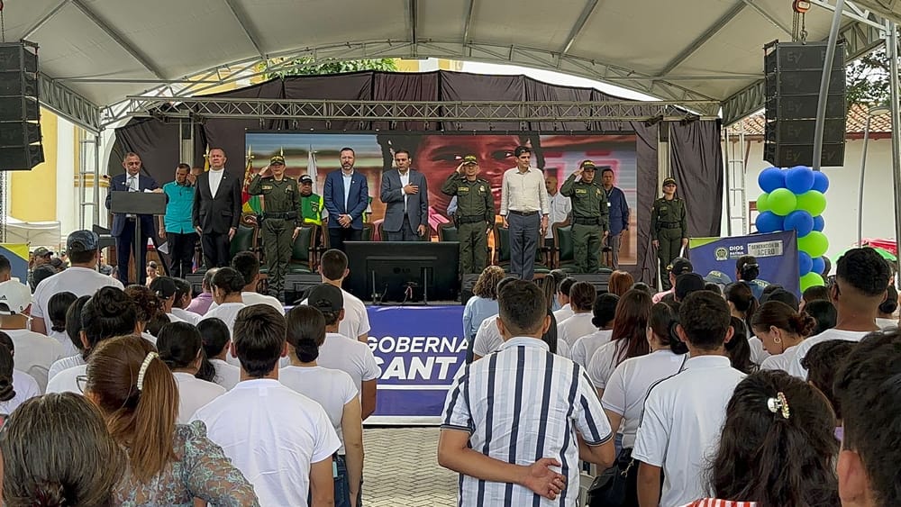 Apoyo institucional : 120 jóvenes llegarán como auxiliares de Policía a Bucaramanga imagen de la publicación