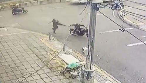 'Motoladrón' atacó a plena luz del día en la Carrera 27 imagen de la publicación