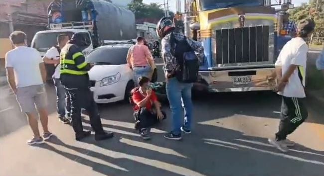Tractomula casi le aplasta la vida a motorizado en Piedecuesta imagen de la publicación