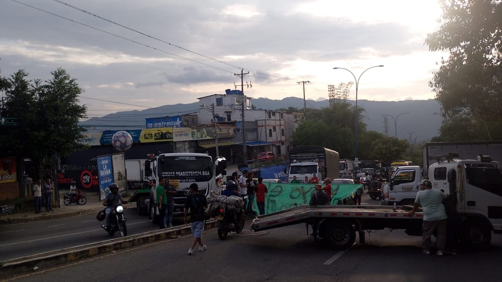 Capital Santandereana amanece nuevamente aislada por cuenta de los bloqueos de los transportadores imagen de la publicación