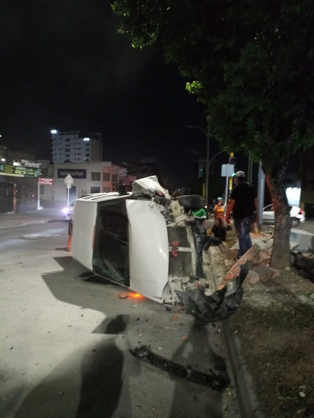 Del totazo acabó con el carro y con medio separador de la Quebrada Seca imagen de la publicación