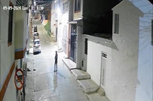 Piden a la Policía en Piedecuesta sancionar a mujer que realiza sus necesidades en la puerta de la casa de sus vecinos imagen de la publicación