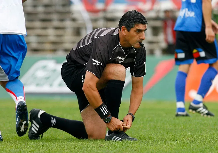 Árbitro confiesa cómo ayudó a Messi a cambio de una camiseta imagen de la publicación