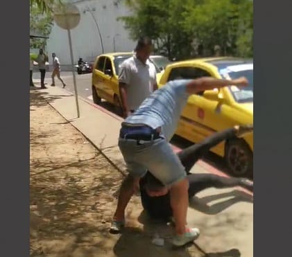 Como animales: par de taxistas en Floridablanca terminaron dándose en hocico en la disputa por un pasajero (VIDEO) imagen de la publicación