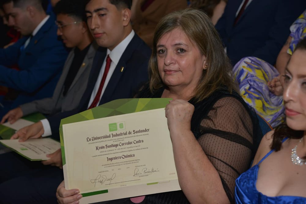 Mujer recibió título póstumo de su hijo Kevin Corredor en la UIS imagen de la publicación