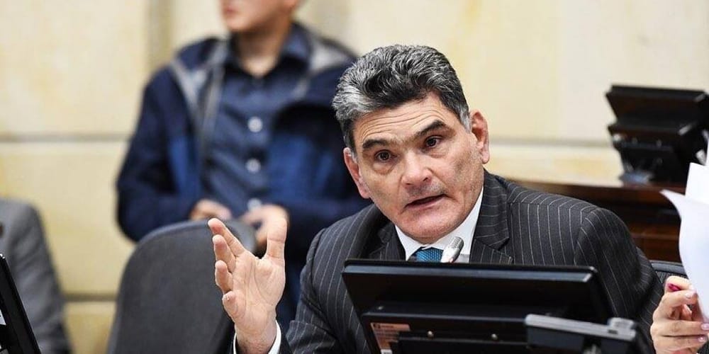 Renunció el secretario general del Senado Gregorio Eljach para aspirar a la procuraduría imagen de la publicación