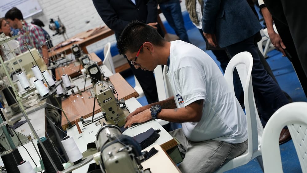 Prisiones de todo el país se convertirán en centros de manufactura y confecciones imagen de la publicación