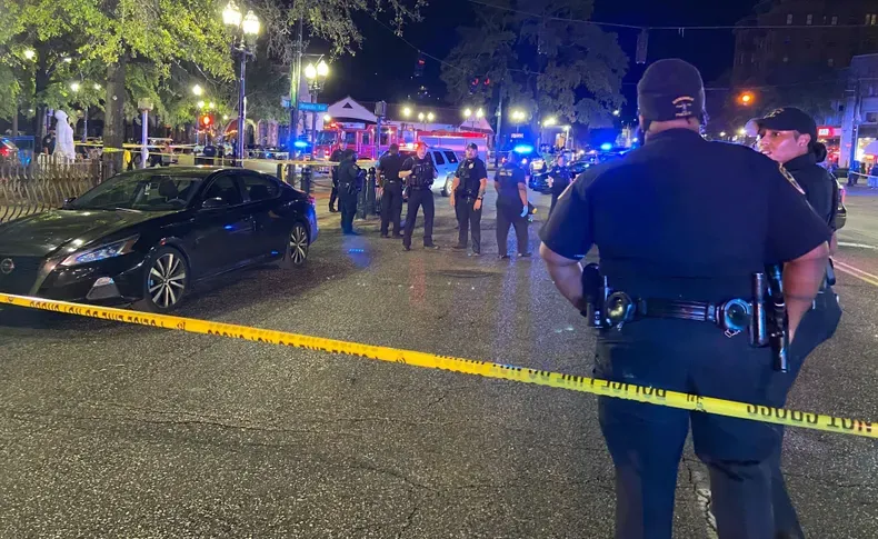 La policía busca a los tiradores del tiroteo masivo en Alabama imagen de la publicación