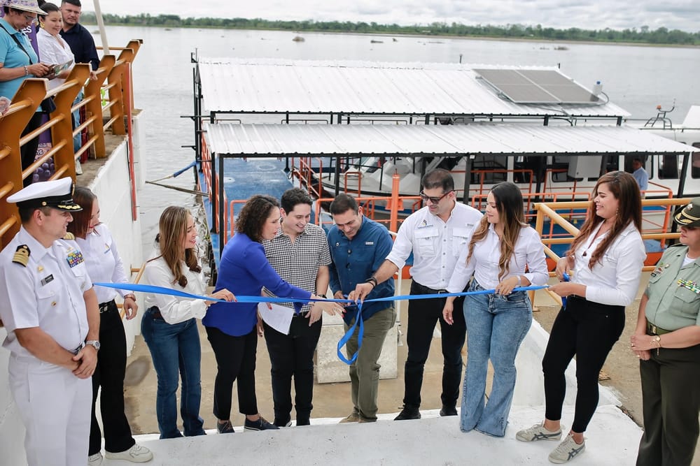 Gobernador y Ministra de Transporte inauguraron terminal fluvial en Yuma imagen de la publicación