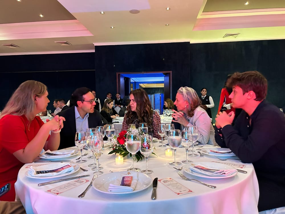 Unión por la niñez colombiana en la “Cena en Rojo” imagen de la publicación