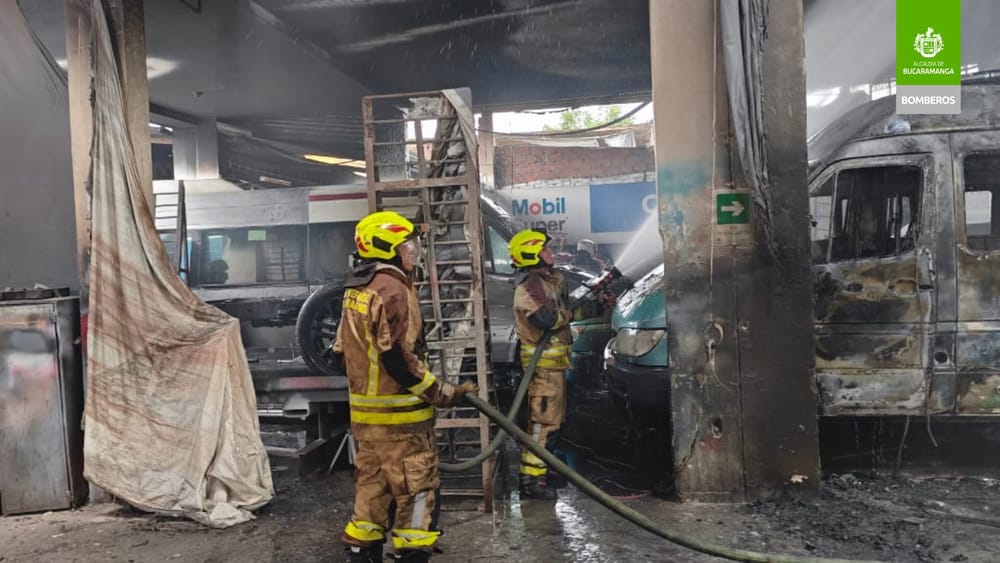 Incendio consumió dos busetas de transporte público imagen de la publicación