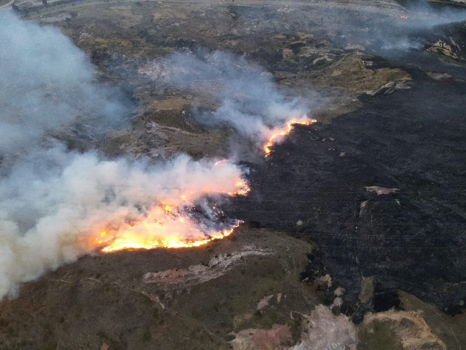 Continúan esfuerzos para controlar incendio en Doña Juana imagen de la publicación