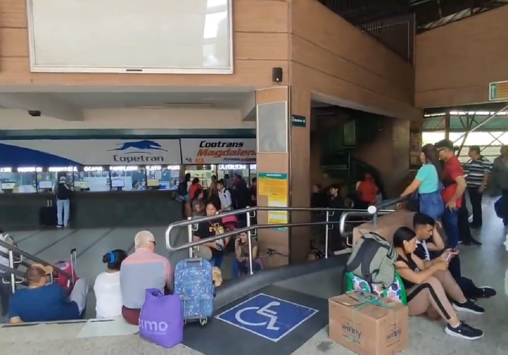 Cientos de viajeros afectados por paro camionero al cerrarse ruta en la Terminal de Bucaramanga imagen de la publicación