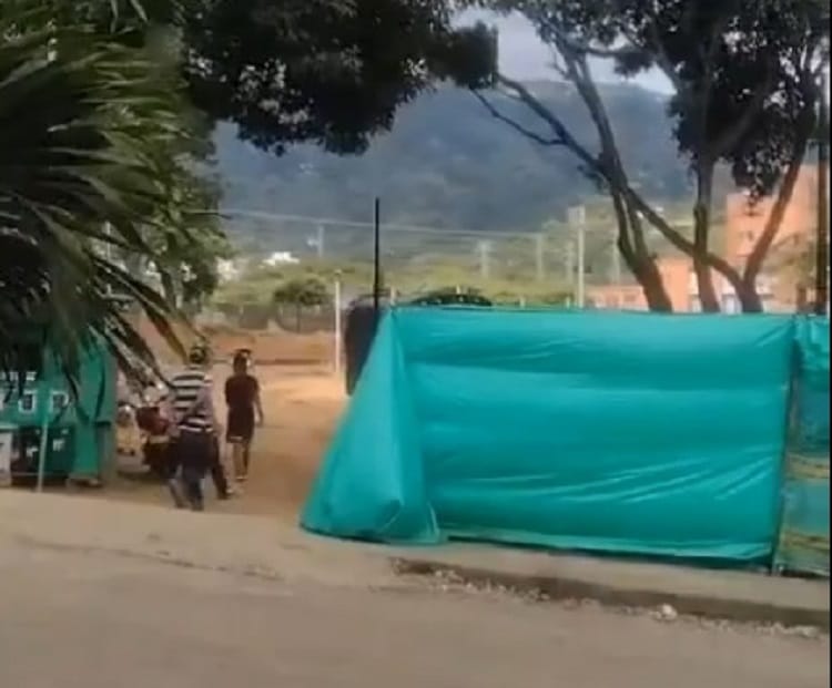 Trabajadores paralizan obra de la cancha La Salle en Bucaramanga por falta de pago imagen de la publicación