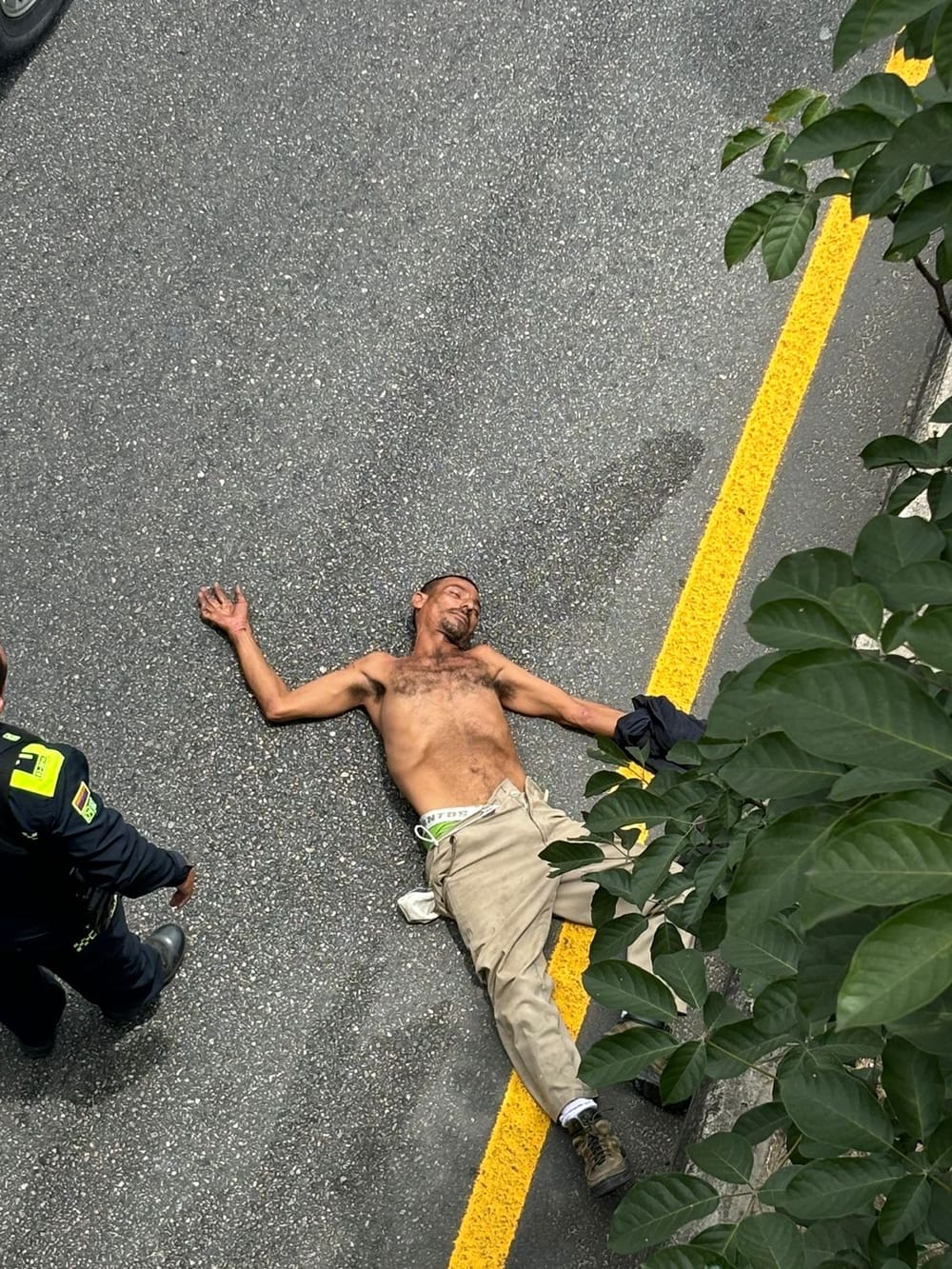 Con heridas graves quedó habitante de calle que se lazó de un puente durante riña imagen de la publicación