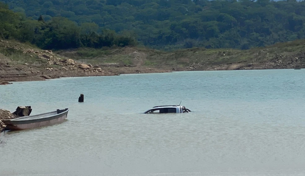 VIDEO. Camioneta de alta gama se hundió en el embalse Topocoro imagen de la publicación
