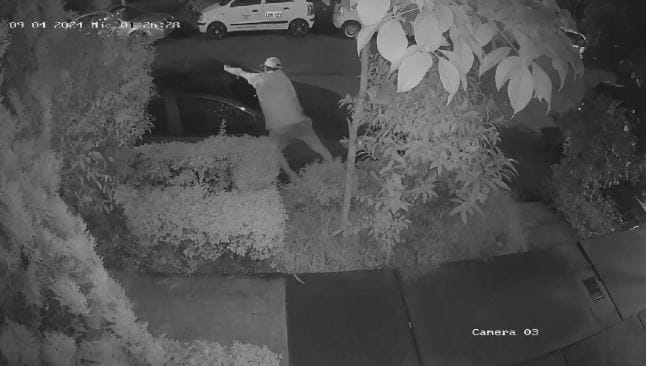 Habitante de calle habría aprovechado la noche para robar antena de un carro en Piedecuesta imagen de la publicación