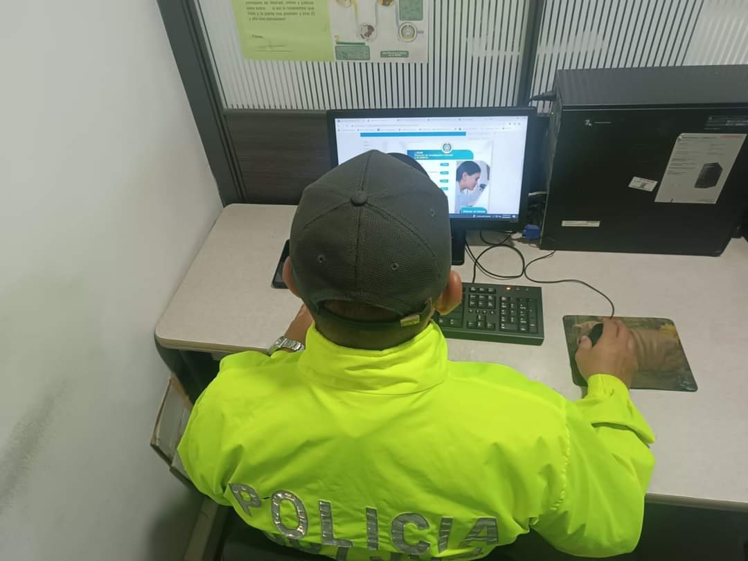 El asesinato de sus padres a manos de paramilitares lo llevó a ser policía imagen de la publicación