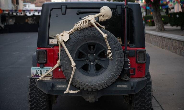 Tenga en cuenta las precauciones legales al disfrazar vehículos en Colombia para halloween imagen de la publicación