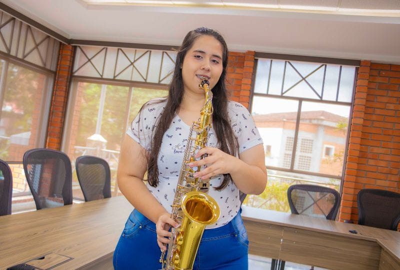 Así le hicieron realidad el sueño de ser saxofonista a una bumanguesa imagen de la publicación