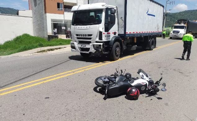 Motorizado se estrelló mortalmente contra un camión en San Gil imagen de la publicación