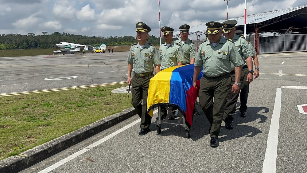 Con honores recibieron los restos del patrullero José Atehortúa asesinado en el Cauca imagen de la publicación