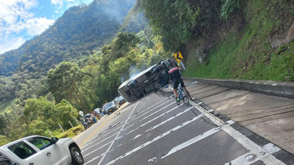 "Olía a quemado": detalles del volcamiento del bus que dejó cinco muertos en La Mesa imagen de la publicación
