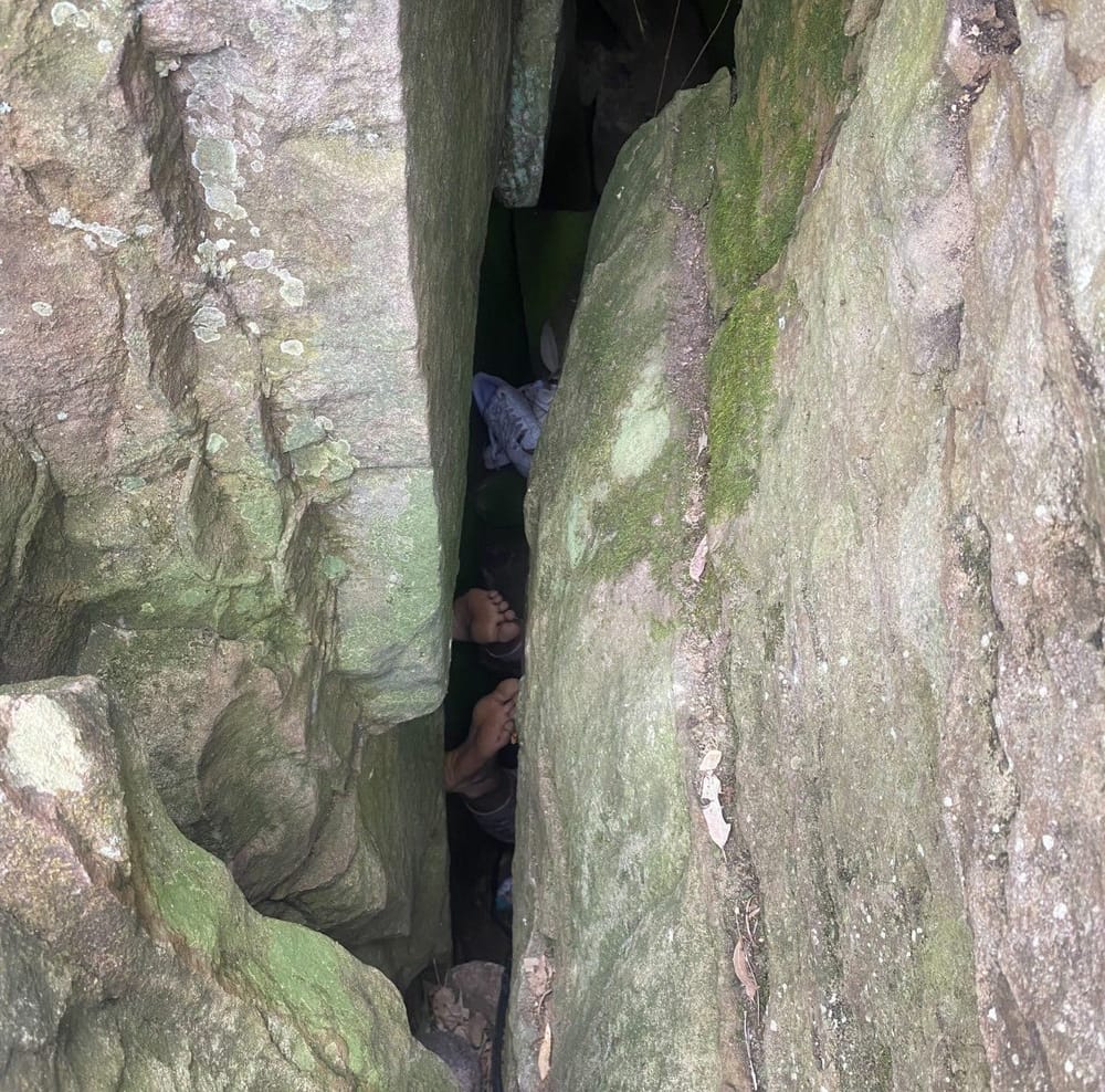 Atrapada de cabeza entre las rocas por querer tomarse fotografías imagen de la publicación