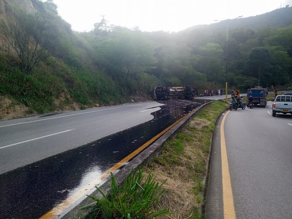 Superada emergencia por accidente de camión en la vía al Aeropuerto Palonegro imagen de la publicación