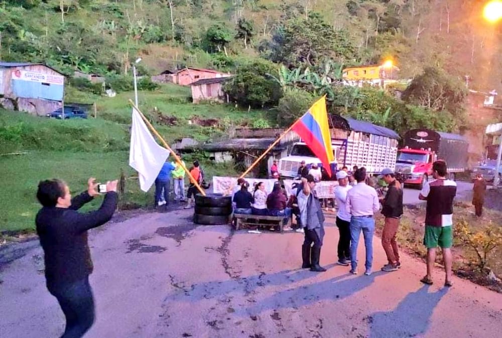 Comunidades exigen soluciones ante el deterioro de la Transversal del Carare imagen de la publicación