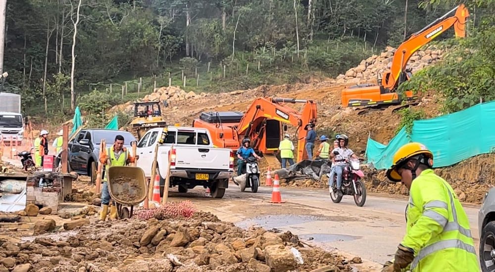 Deslizamiento de lodo y rocas afectan tránsito y viviendas en Lebrija imagen de la publicación