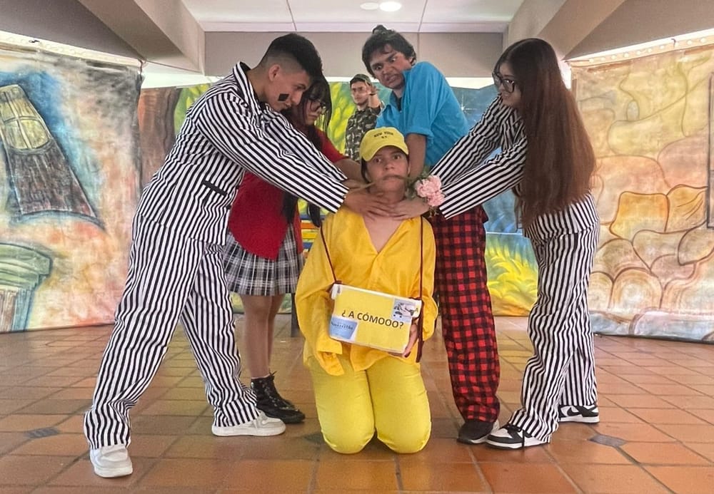 "Blanco y Negro": Un espejo de polarización en la sociedad contemporánea imagen de la publicación