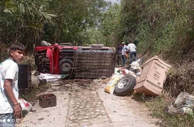 Campero se volcó durante acarreo en El Playón imagen de la publicación