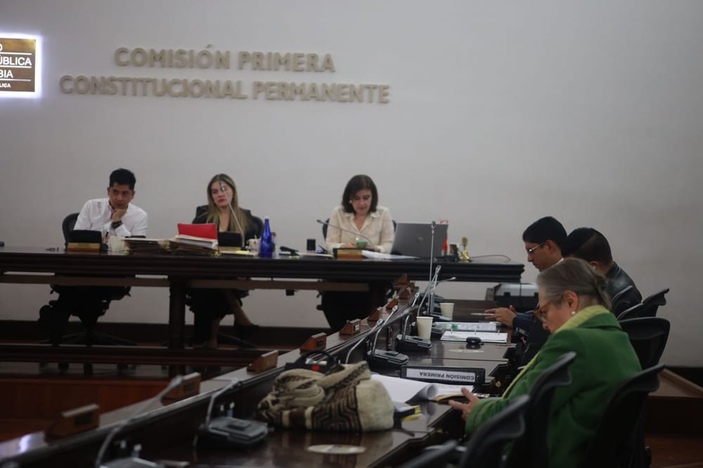 Reforma política que busca revivir el transfuguismo fue aprobado en primer debate de la  Comisión Primera de Senado imagen de la publicación