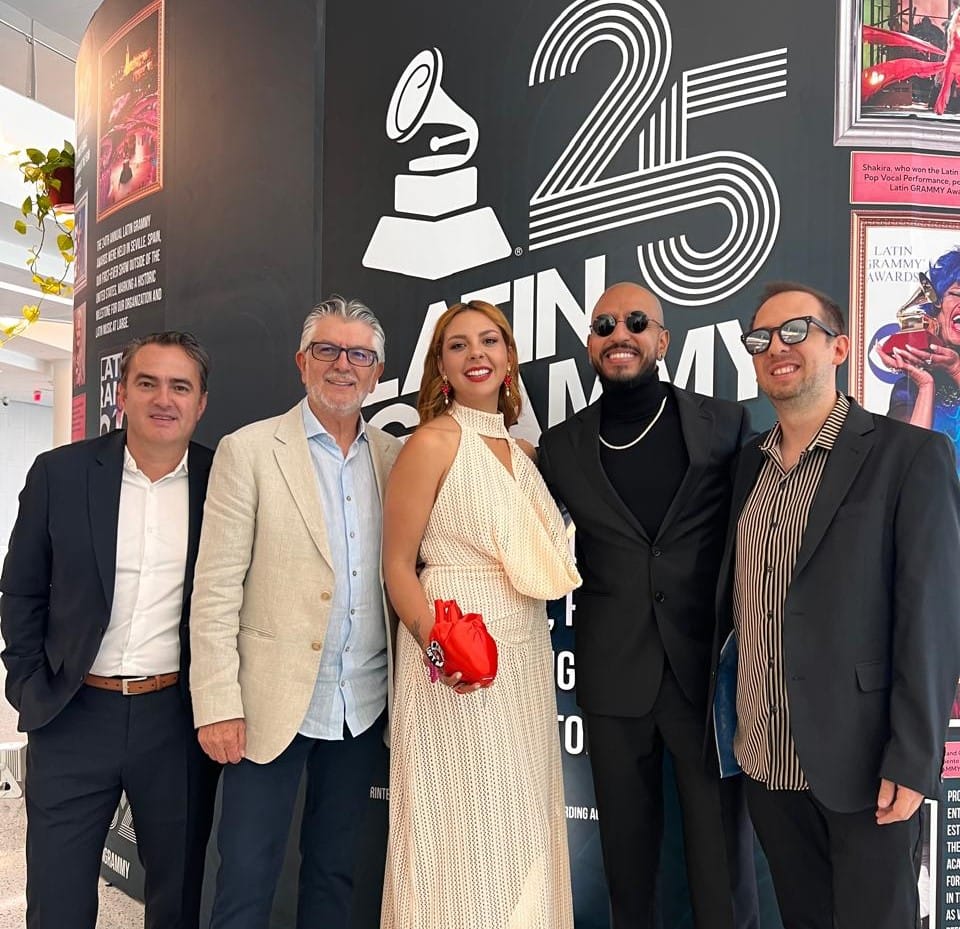 Diana Burco celebra Premio Latin Grammy imagen de la publicación