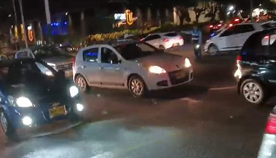 VIDEO: Desadaptado arremetió con su moto contra dos alférez en Bucaramanga imagen de la publicación